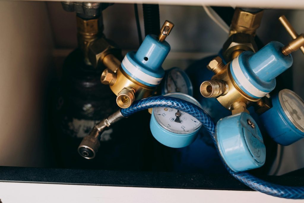Gas containers containing ammonia gas
